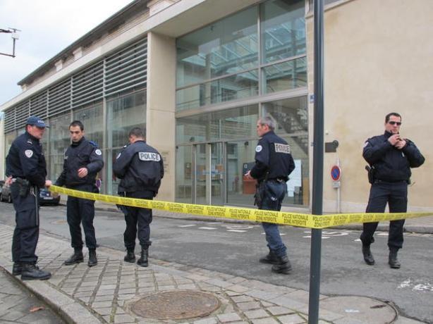 LA police quadrille le périmètre pour les colis suspect qui se trouve être une valise remplie de 27 000 euros en liquide dans RER B Gare de Massy dans l'Essonne