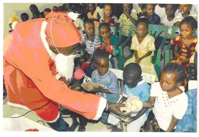 Arbre de Noël au «Centre scolaire Pierrette H.Fofana » Pikine Guinaw-Rail. Dakar 6.1.2010.Ces enfants reçoivent pour la première fois de leur vie des jouets   ©Dr.P.Herzberger-Fofana