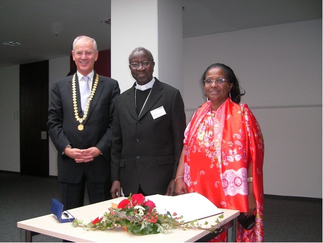 Dr. Siegfried Balleis, maire d'Erlangen, Le Cardinal Sarr, archevêque de Dakar, et  Dr. Pierrette Herzberger-Fofana, Conseillère municipale « les Verts » Erlangen 18.10.2011.Signature du livre d'or de la ville dErlangen Allemagne.   ©Dr.P.Herzberger-Fofana