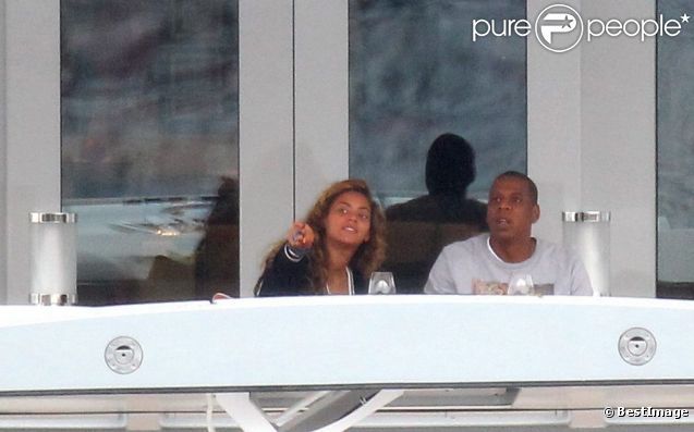 Jay-Z, Beyoncé et leur fille Blue Ivy sur un yacht dans le sud de la France le 4 septembre 2012