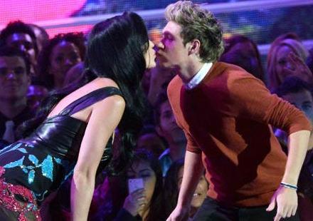 Katy Perry embrasse Niall Horan sur la bouche aux MTV VMA 2012