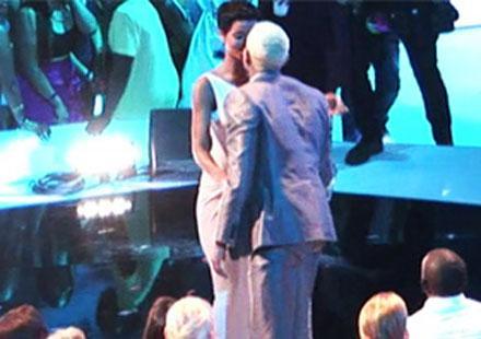 Rihanna et Chris Brown se sont fait un câlin pendant les MTV VMA 2012 !