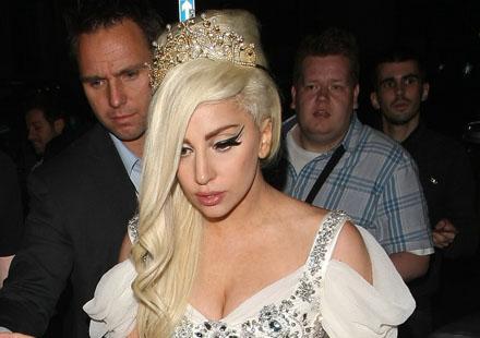 Lady GaGa se transforme en princesse pour les beaux yeux des Anglais