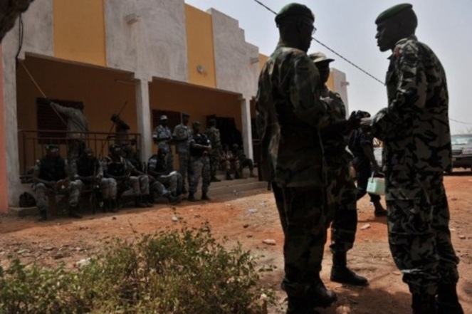 Des soldats maliens dans un camp militaire près de Bamako.