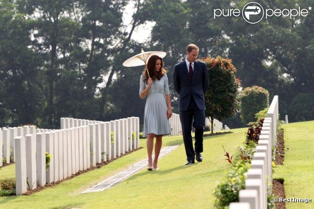 Le prince William et son épouse Kate Middleton le 13 septembre 2012 lors de la visite du Kranji Commonwealth War Cemetery à Singapour