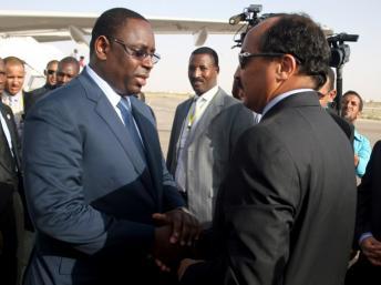 Le président sénégalais Macky Sall (g) accueilli par son homologue mauritanien Ould Abdel Aziz, à l'aéroport de Nouakchott, le 16 septembre 2012.