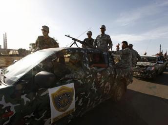 Une unité de l'armée régulière libyenne en route pour désarmer une milice illégale, le 23 septembre 2012 à Tripoli.