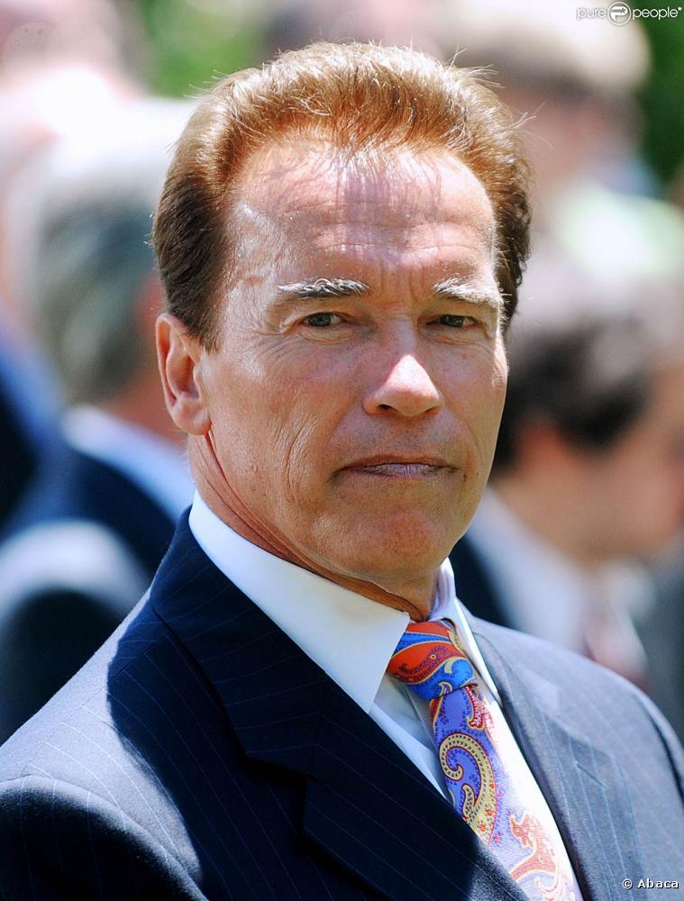 People. Arnold Schwarzenegger : Larmes aux yeux, il est forcé à assumer son adultère