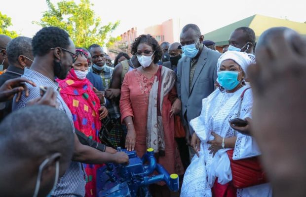 Visite mouvementée de Marième Faye Sall à Pikine: brassards rouges et huées au menu