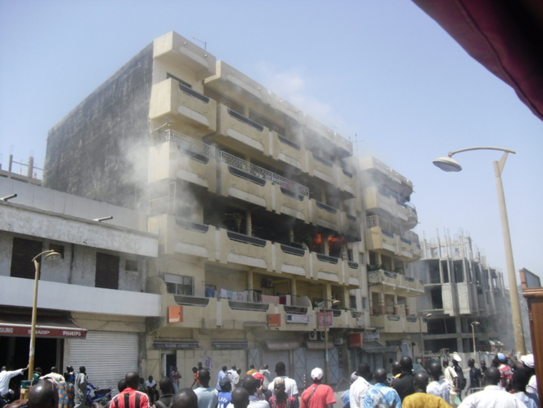 Photos-Grave incendie au coeur de l'avenue Lamine Gueye, des gens coincés à l'intérieur (feu éteint)