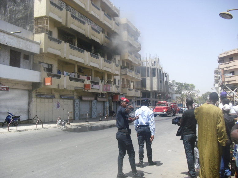 Photos-Grave incendie au coeur de l'avenue Lamine Gueye, des gens coincés à l'intérieur (feu éteint)