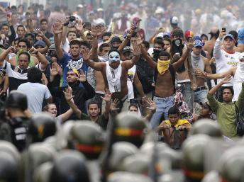 Des milliers de Vénézueliens sont descendus dans les rues de Caracas pour protester contre l'élection de Nicolas Maduro, le 15 avril 2013.