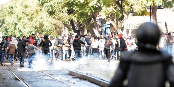 Tunisie : un manifestant tué dans les heurts entre salafistes et forces de l'ordre en banlieue de Tunis (source médicale)