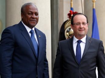 Le président français François Hollande accueille le président du Ghana, John Dramani Mahama, au palais de l’Elysée, le 28 mai 2013.