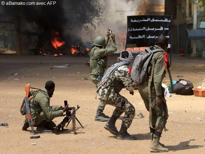 Crise au nord du mali : un véhicule explose près d’un camp français à Kidal Jeudi 21 février 2013. A Kidal, à 1.500 km au nord-est de Bamako. Un "véhicule est arrivé en filant vers le sud-ouest" de la ville et "a explosé à environ 500 mètres du camp occupé par les Français et les Tchadiens