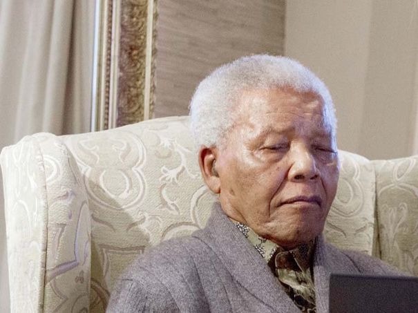 AFRIQUE DU SUD : Nelson Mandela toujours hospitalisé dans un état "préoccupant"