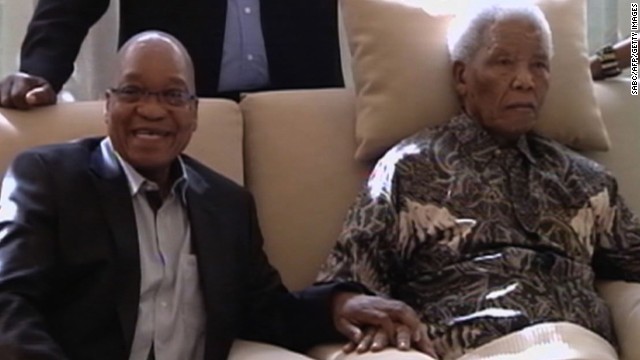 Nelson Mandela, 94 ans, et à ses côtés, le président Zuma, à Johannesburg, 29 avril 2013. AFP PHOTO / SABC