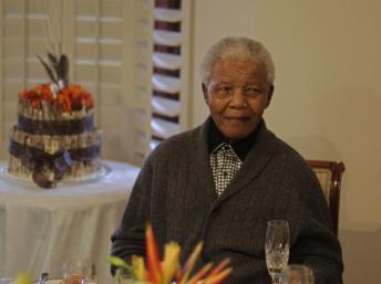 Nelson Mandela à nouveau hospitalisé: l’Afrique du Sud retient son souffle