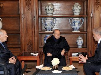 Le président algérien Abdelaziz Bouteflika (c.), le 12 juin 2013, en compagnie de Ahmed Gaid Salah (g.), chef d'état-major des armées, et du Premier ministre Abdelmalek Sellal (d.) Algérie presse service / AFP