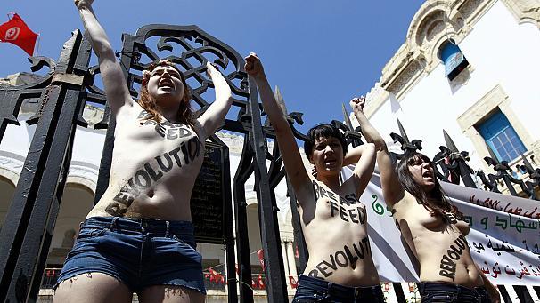 Les trois Femen condamnées à quatre mois de prison ferme