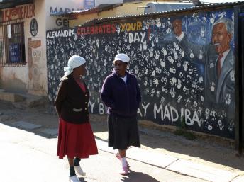 Une fresque peinte sur le mur de la maison occupée par Nelson Mandela, lorsqu'il vivait dans le township d'Alexandra. RFI / Daniel Finnan