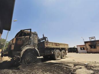 Un camion calciné sur le lieu des affrontements entre les forces spéciales libyennes et un groupe armé à Benghazi, le 15 juin 2013. REUTERS/Esam Al-Fetori