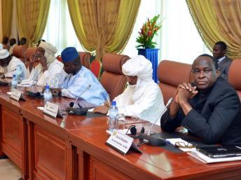 Le conseiller spécial du président malien pour le nord du Mali, Tiebile Drame (D), lors des pourparlers avec les groupes ethniques armés touaregs à Ouagadougou, le 8 juin 2013