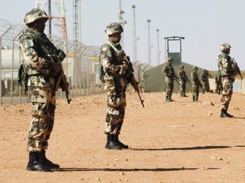 Des soldats montent la garde à proximité du site d’In Amenas. Le site gazier algérien a été la cible d’une attaque et d’une prise d’otages meurtrière menée par Aqmi, en janvier dernier. REUTERS/Louafi Larbi