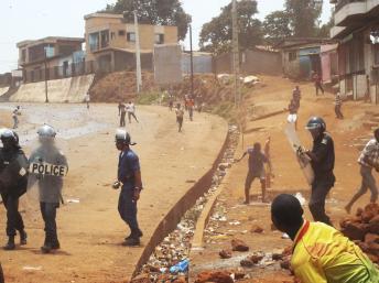 En Guinée, la crise politique a déjà provoqué un manque à gagner de 1000 milliards de francs guinéens pour l'Etat. REUTERS/Saliou Samb