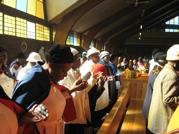 A l'église Regina Mundi du township de Soweto, les fidèles prient pour Nelson Mandela