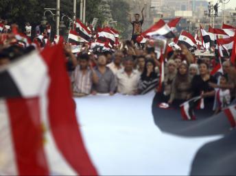 Des opposants au président Morsi devant le palais présidentiel au Caire, le 1er juillet 2013. Dalsh / Reuters