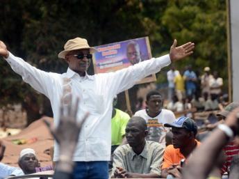 Le chef de l’opposition Cellou Dalein Diallo, entouré d'opposants, le 25 avril 2013, à Conakry. AFP PHOTO / CELLOU BINANI