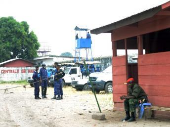 Des policiers congolais et des soldats de l'ONU montent la garde après la mutinerie, à la prison de Makala à Kinshasa, le 2 juillet 2013. FP PHOTO / JUNIOR D. KANNAH