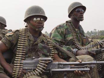 Des soldats de l'armée congolaise, à bord de leur camion, se dirigent vers la ligne de front. Près de Goma, le 14 juillet 2013. REUTERS/Kenny Katombe