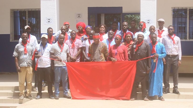 Ziguinchor: les travailleurs de la Poste arborent des brassards rouges pour alerter sur la situation catastrophique de la boîte