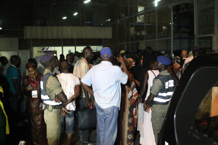 Arrivée de la dépouille de Bruno Metsu: La mélancolie s'empare de l'aéroport de Dakar (IMAGES)