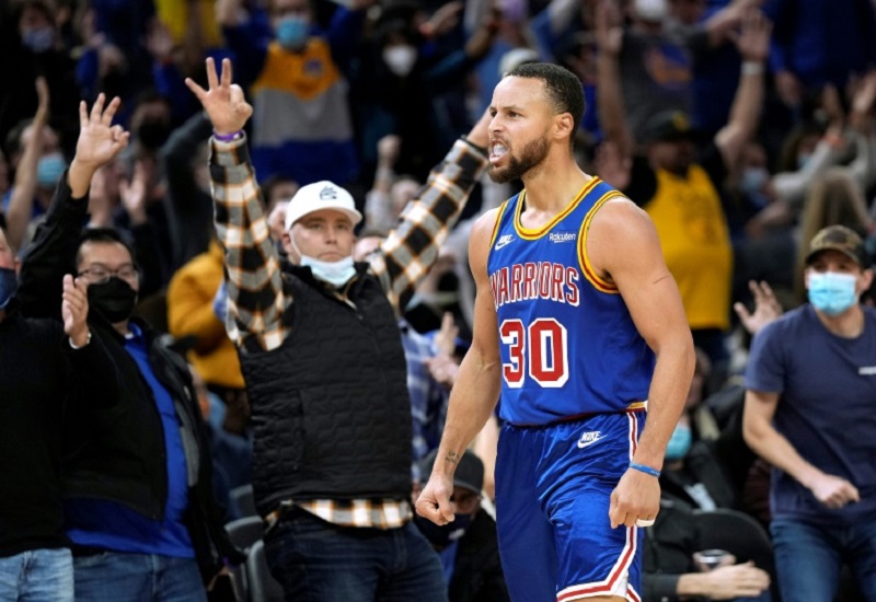 NBA: les Warriors dominent Memphis grâce aux 46 points de Curry avant de retrouver les Suns