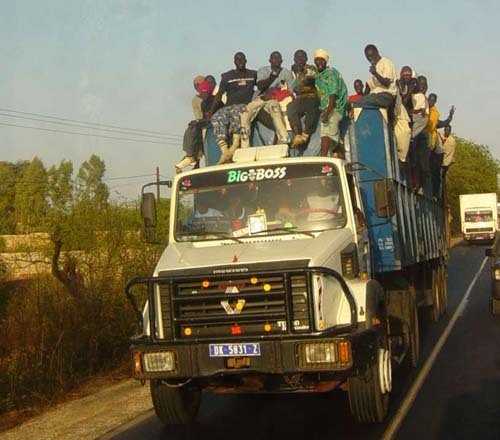 Un mort et 14 blessés sur la route du Magal: un camion se renverse et fait des dégâts