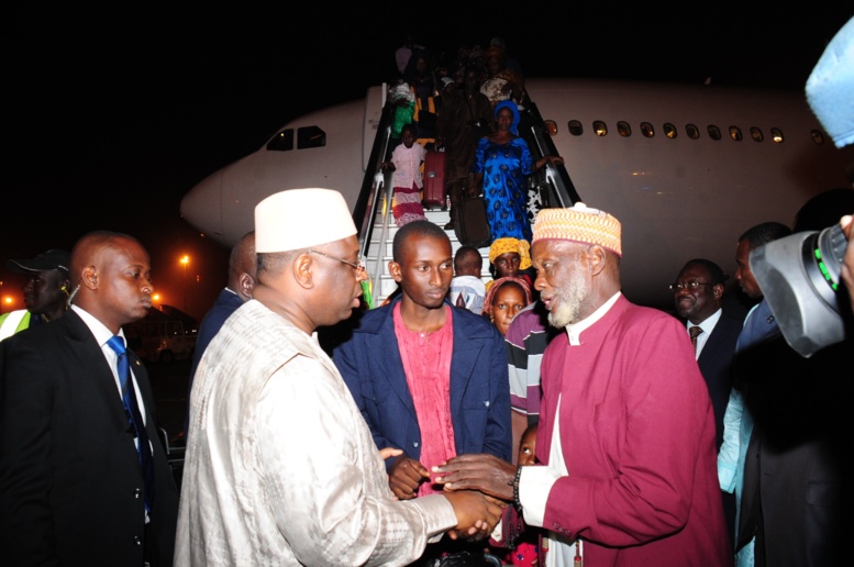 Retour des Sénégalais de Bangui: les images du président Sall les accueillant à l'aéroport