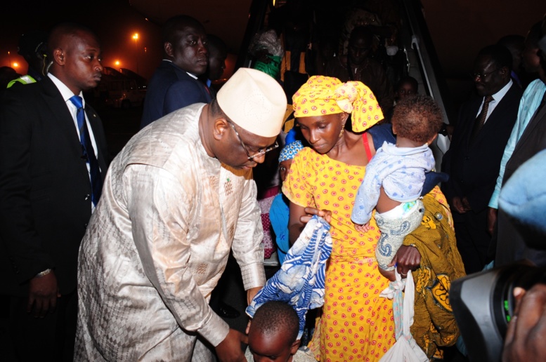 Retour des Sénégalais de Bangui: les images du président Sall les accueillant à l'aéroport