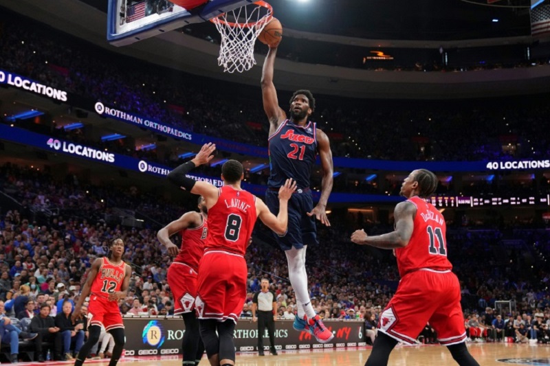 NBA: Embiid tout-puissant guide les Sixers contre les Bulls