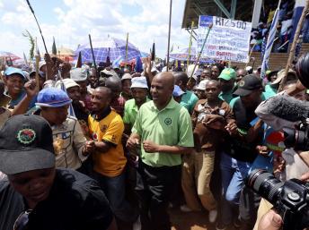 Joseph Mathunjwa, le président de l'Amcu au milieu des mineurs grévistes à Rustenburg, le 23 janvier 2014.