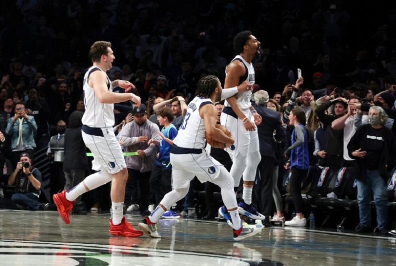 NBA: Dallas bat Brooklyn au buzzer, Curry blessé