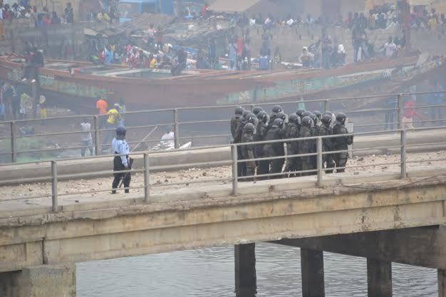 PHOTOS & VIDEO Soulèvement des pêcheurs : un car brûlé, un policier gravement blessé