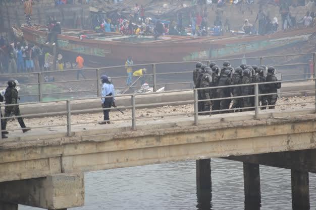 PHOTOS & VIDEO Soulèvement des pêcheurs : un car brûlé, un policier gravement blessé