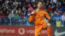 Liga : Cristiano Ronaldo assure l’essentiel pour le Real Madrid, Benzema inquiète ! 15/03/2014 - 22 h 24 FOOT ESPAGNOL » LIGA 30 COMMENTAIRES Cristiano Ronaldo, la force tranquille Cristiano Ronaldo, la force tranquille ©Maxppp Nouvelle victoire du Real Madrid ce soir sur la pelouse de Malaga (0-1) grâce à un but de Cristiano Ronaldo. Les merengues d'Ancelotti réalisent une excellente opération au classement et peuvent se focaliser sur le Clasico face au Barça, dimanche prochain.  Leader du classement de Liga, le Real Madrid, qui a rendez-vous avec le FC Barcelone le week-end prochain pour un Clasico qui s’annonce décisif, devait d’abord s’acquitter d’un déplacement périlleux en Andalousie, sur la pelouse de Malaga. Et les hommes de Carlo Ancelotti, s’ils ont quelque peu souffert, ne sont pas tombés dans le piège et réalisent même une excellente opération sur le plan comptable (1-0) grâce à un but de l’inévitable Cristiano Ronaldo.  Privé de Sergio Ramos, le Real Madrid a démarré pied au plancher la rencontre et n’a pas tardé à mettre le pied sur le ballon. Dominateurs, les Merengues montrent toutefois quelques signes de fébrilité et Malaga peut poser quelques problèmes. Toutefois, après un petit peu plus de 20 minutes de jeu, Cristiano Ronaldo délivre les siens (25e). Magistralement servi par Gareth Bale, le double Ballon d’Or portugais se défait de trois adversaires avant de tromper Caballero d’un joli tir enroulé. CR7 a inscrit au passage sa 25e réalisation de la saison en Liga. Seul point noir de la première période : la sortie sur blessure de Karim Benzema, remplacé par Di Maria. Alors que les socios redoutaient un problème musculaire, les premiers rapports en Espagne évoquent une simple béquille. Le Français doit tout de même passer des examens complémentaires dans les prochaines heures et sa participation pour le Clasico est en suspens...  La deuxième période n’est guère plus compliquée pour le Real. Ronaldo est en jambes mais bute de nombreuses fois sur le portier adverse (80e, 84e, 89e). Finalement, Madrid s’impose sur la plus petites des marges et s’envole en tête du classement. En effet, son succès place le Real à provisoirement six longueurs de l’Atlético Madrid et sept devant le FC Barcelone. Même en cas de succès lors du Clasico, les Catalans ne repasseraient pas devant leur rival de toujours. Carlo Ancelotti peut dormir tranquillement, son Real est en train de tout écraser sur son passage.