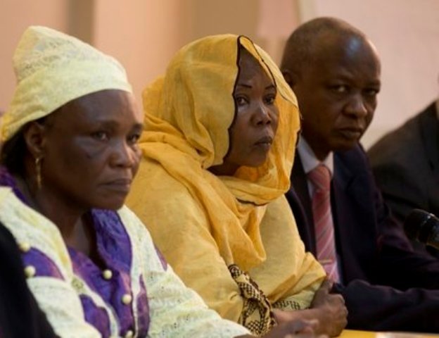 Hadjo Amina Moctar, présidente du secteur du 5é arrondissement de Ndjamena pour l'association des victimes de crime du régime de Hissène Habré au milieu de l'image