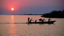 Des pêcheurs sur leur barque sur le lac Tanganyika. wikipedia