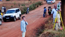 A gauche: le juge Marc Trévidic en pleine enquête, en septembre 2010 au Rwanda. AFP PHOTO/STEVE TERRILL