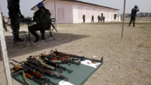 Des armes déposées par d'ex-combattants au centre de démobilisation de Bondoukou (Côte d'Ivoire), en décembre 2004. AFP PHOTO/KAMPBEL